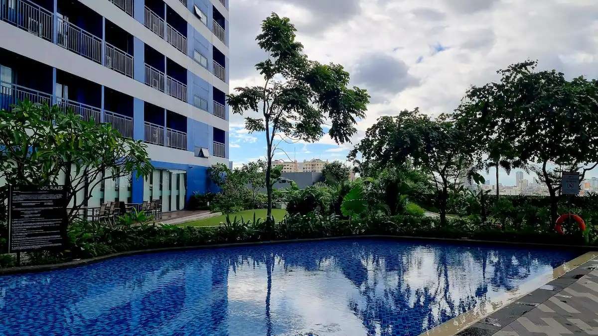 Swimming pool on the 8th floor