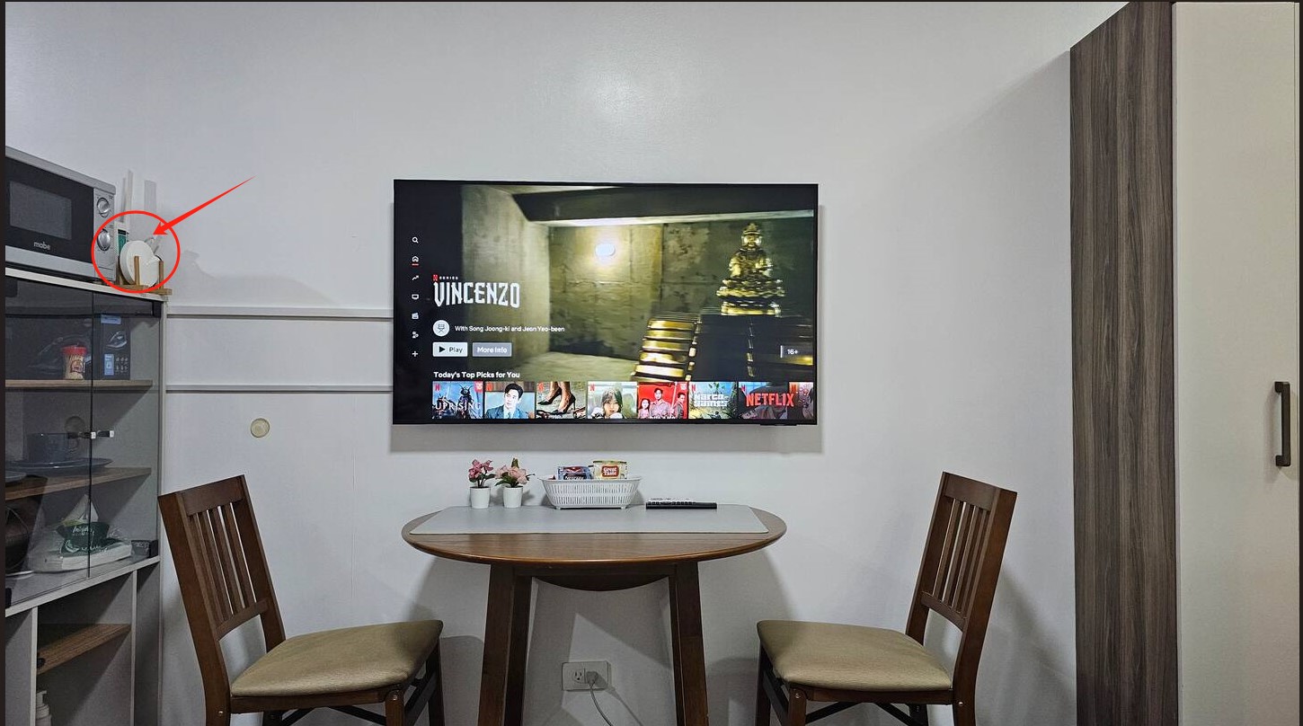 The green light means the network is working. Please do not change the position of the device here, because the optical cable is also here, but it is very short. There is a switch behind the TV that can completely turn off the TV