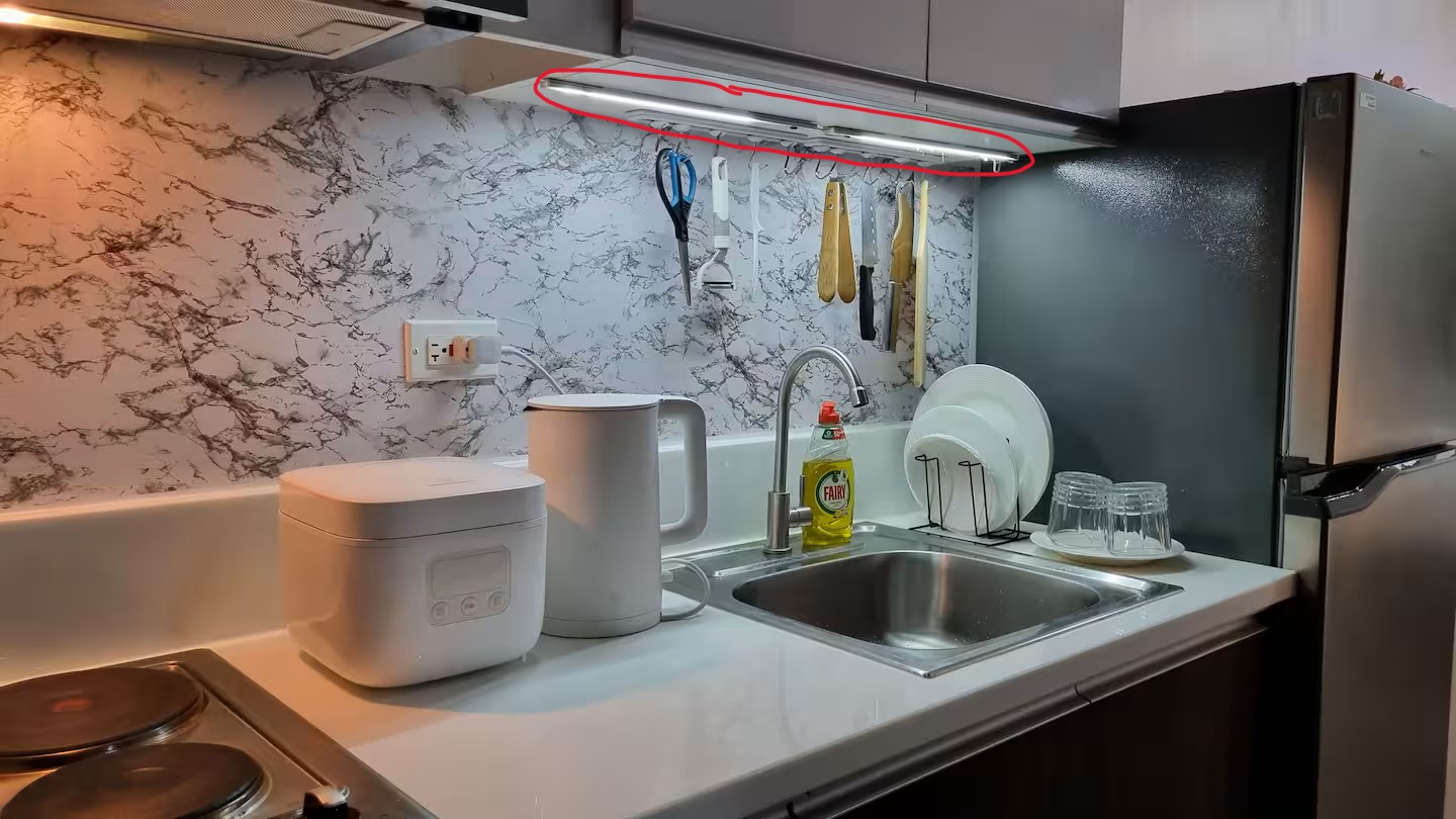 Lights under the kitchen cabinet are inductable