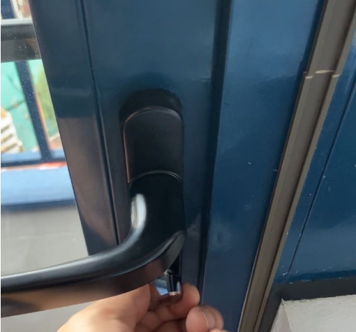 Open/close the door to balcony: push the handle up first, then turn the switch clockwise or counterclockwise.