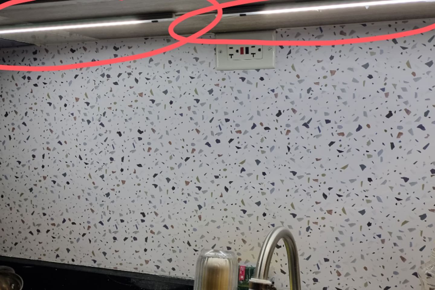 Lights under the kitchen cabinet are inductable