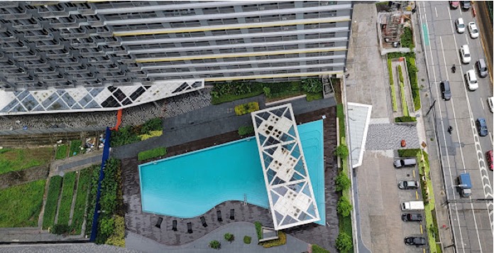 Swimming pool on the 7th floor